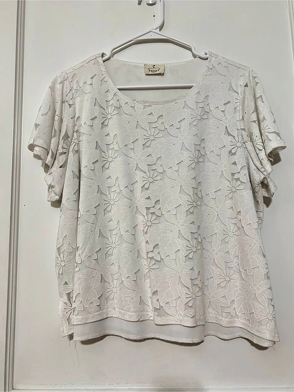 Ember Floral Short Sleeve Top in White Size Large Like New